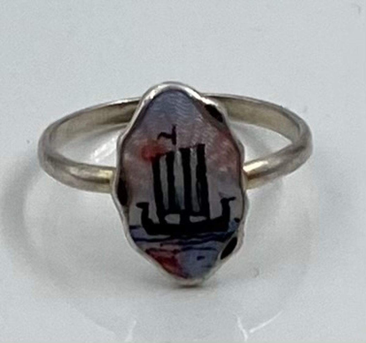 925 sølvring med emalje, motiv vikingskip.(44)